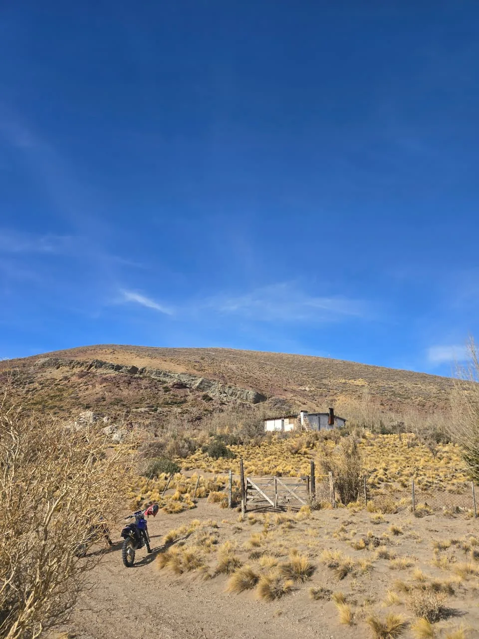 La casa del Refugio Campo El Morro en la ladera, llegando por el camino de campo