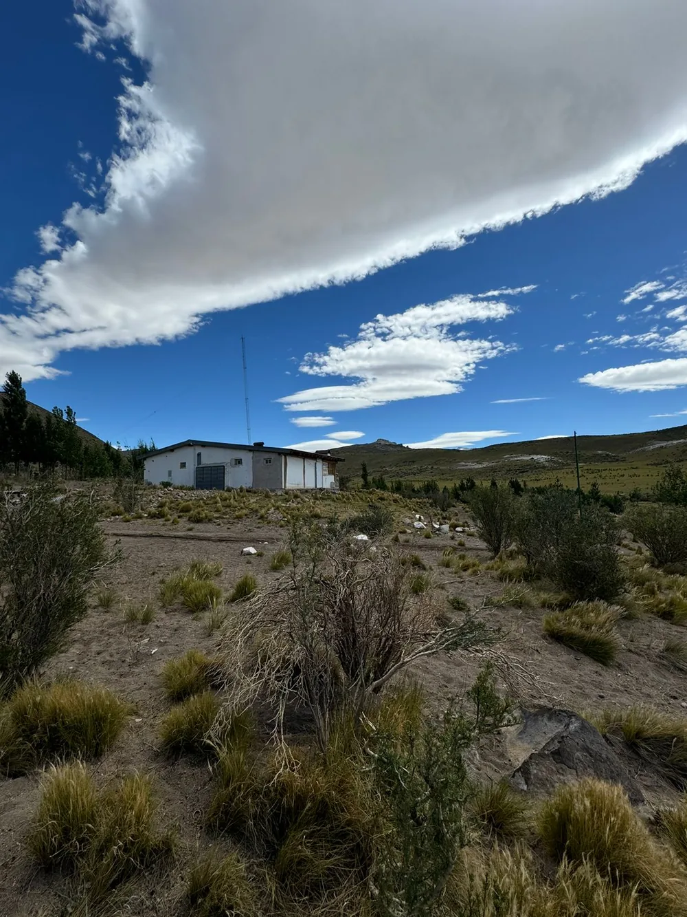 Casa de campo del Refugio Campo El Morro en la estepa, con la Cordillera de los Andes de fondo